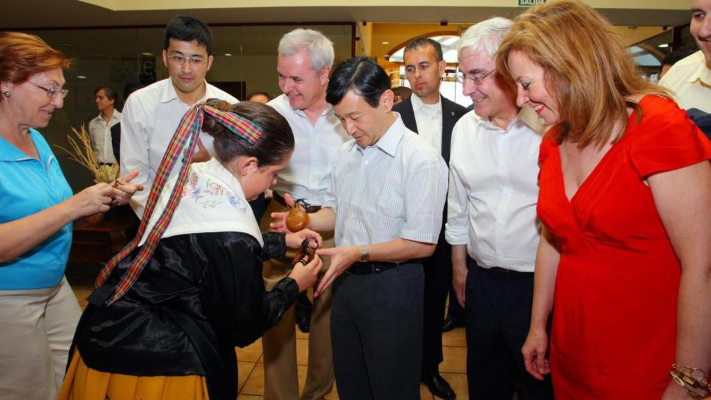 Naruhito muestra curiosidad por la forma de tocar las castañuelas