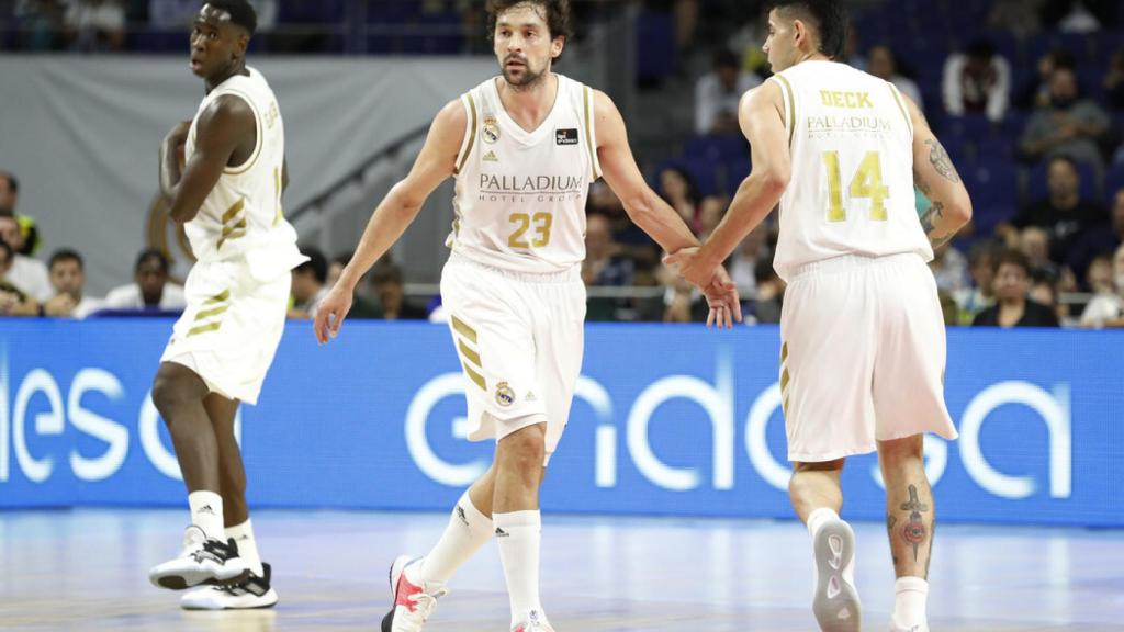 Llull y Deck, durante el partido de Liga Endesa entre Real Madrid y BAXI Manresa