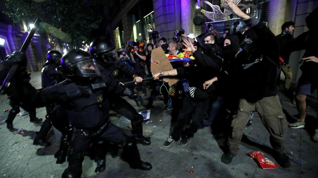 Los Mossos D'Esquadra cargan contra los manifestantes violentos, en Barcelona.