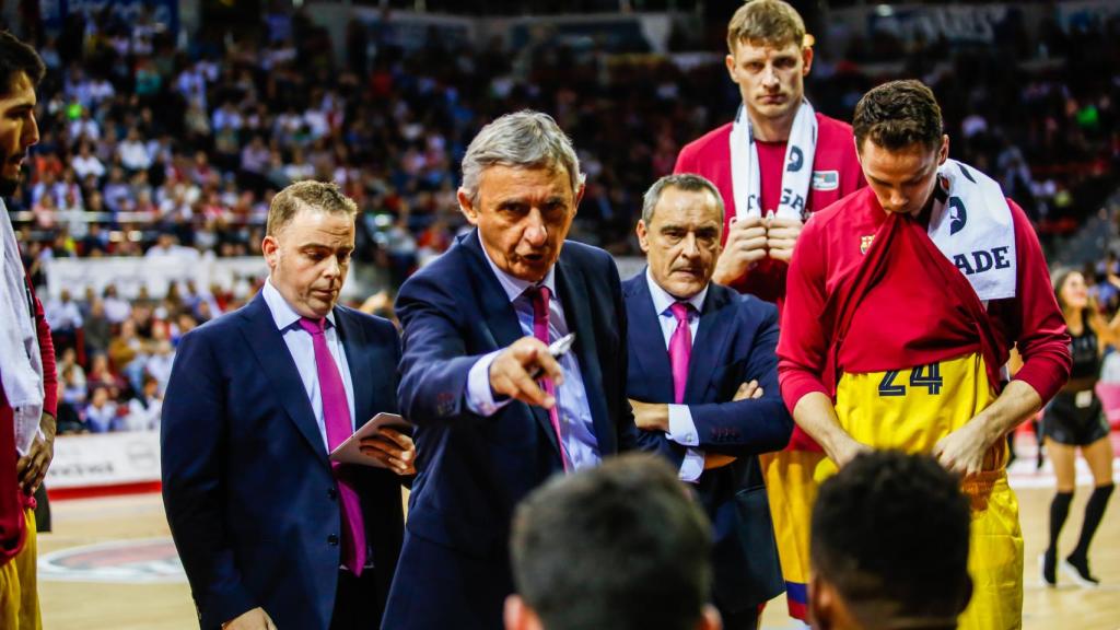 Pesic dando instrucciones contra Zaragoza.