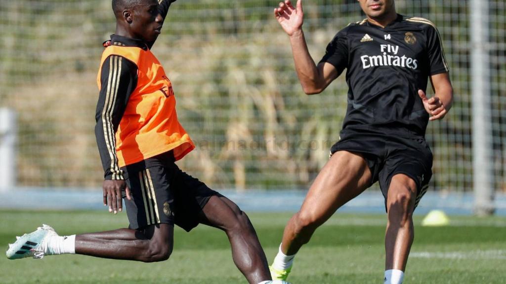 Ferland Mendy dispara a puerta frente a Casemiro en el entrenamiento