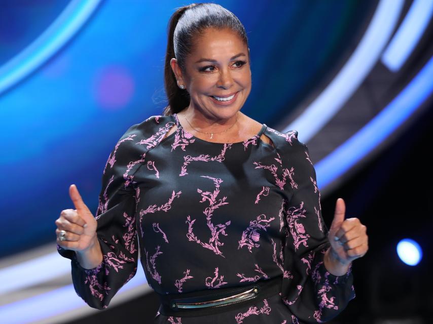 Isabel Pantoja, muy sonriente ante los medios de comunicación.