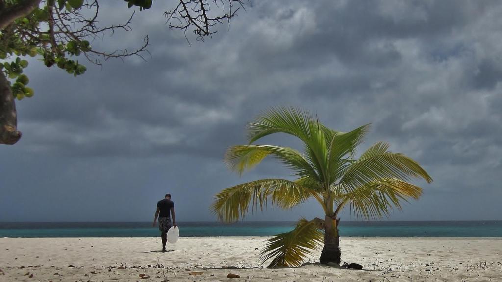 La isla cuenta con playas ideales para practicar deportes acuáticos.