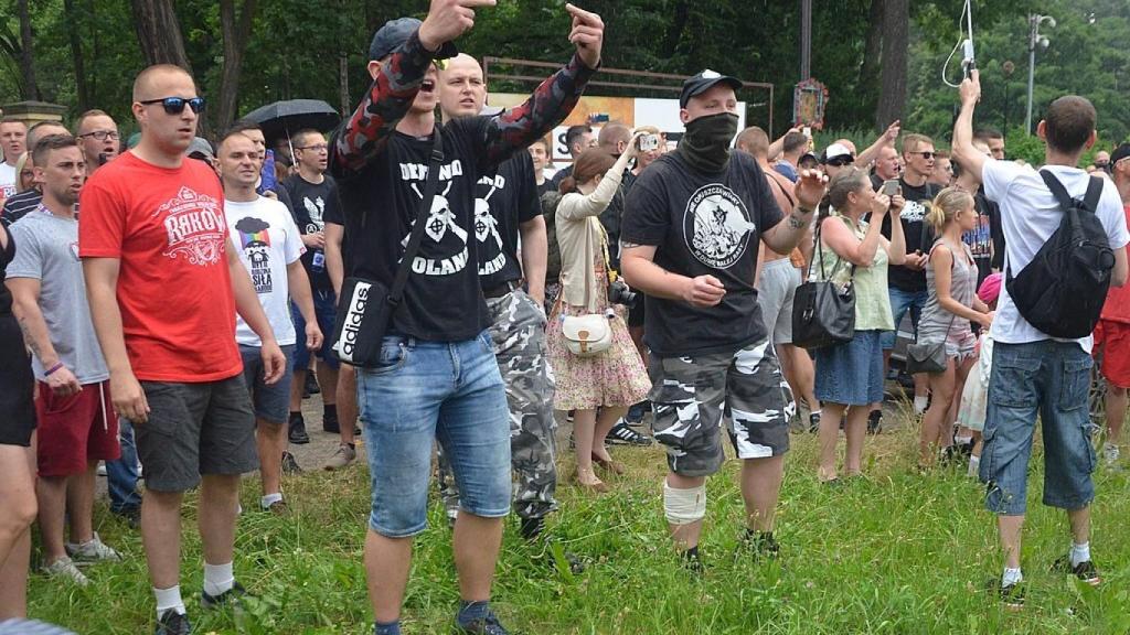 Ultras polacos enfrentándose a una manifestación LGBT en Czestochowa hace un mes.