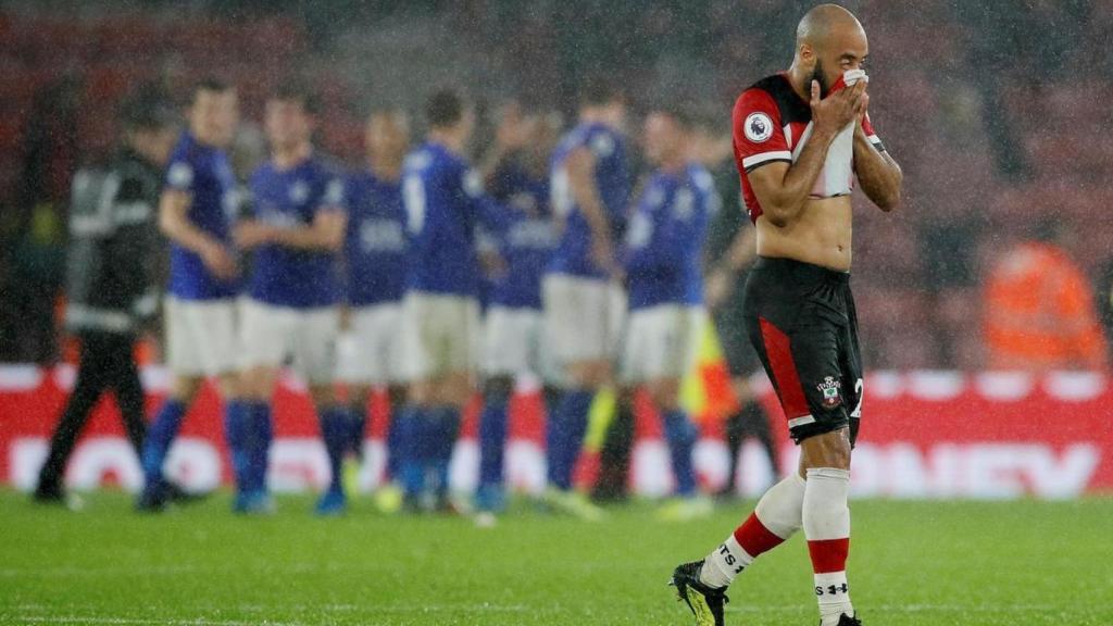 Los jugadores del Southampton se lamentan en el partido frente al Leicester