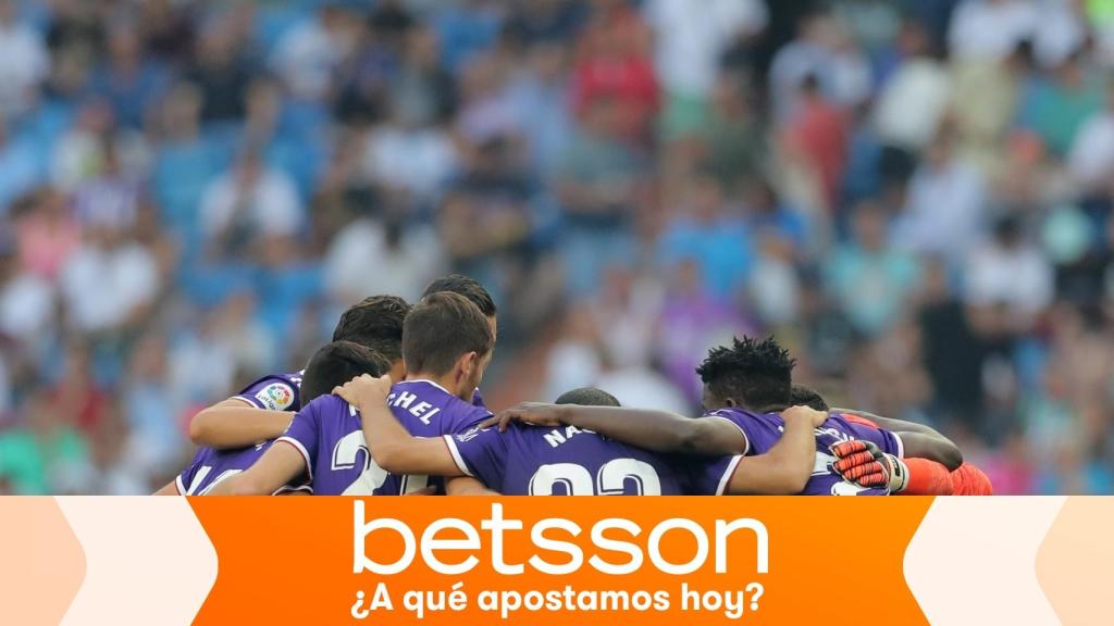 Piña de los jugadores del Valladolid