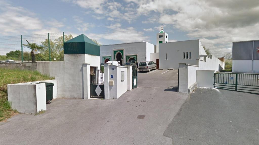 Mezquita en Bayona frente a la que ha ocurrido el tiroteo.