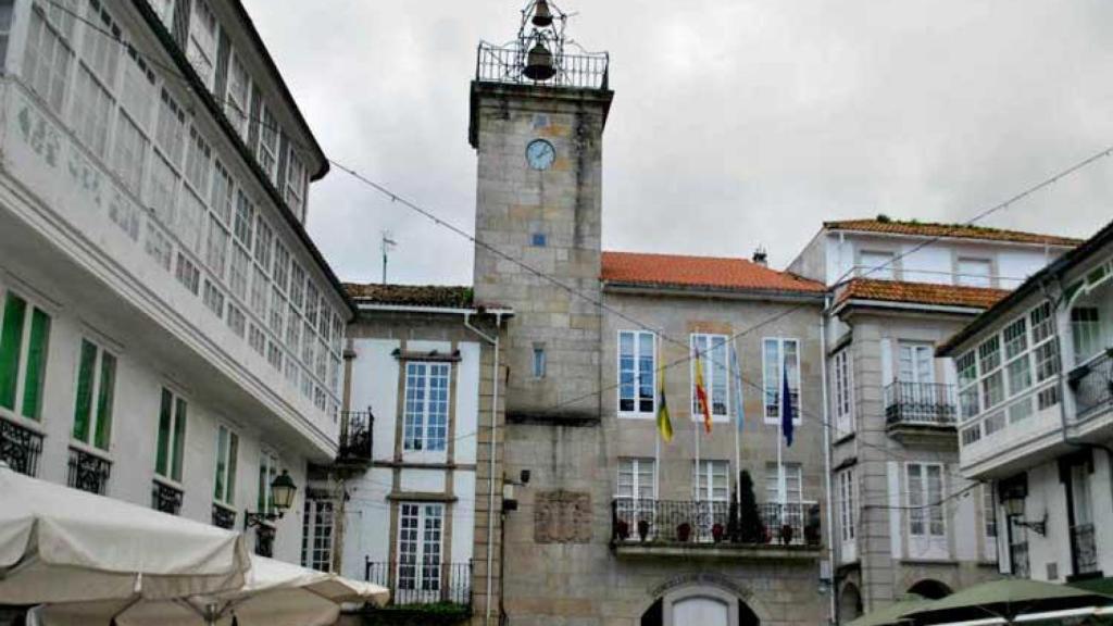 Un encapuchado atraca a punta de navaja una tienda de golosinas en Pontedeume