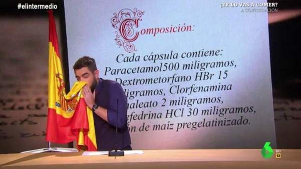 Dani Mateo, en el momento de su sketch en el que se suena los mocos con la bandera.