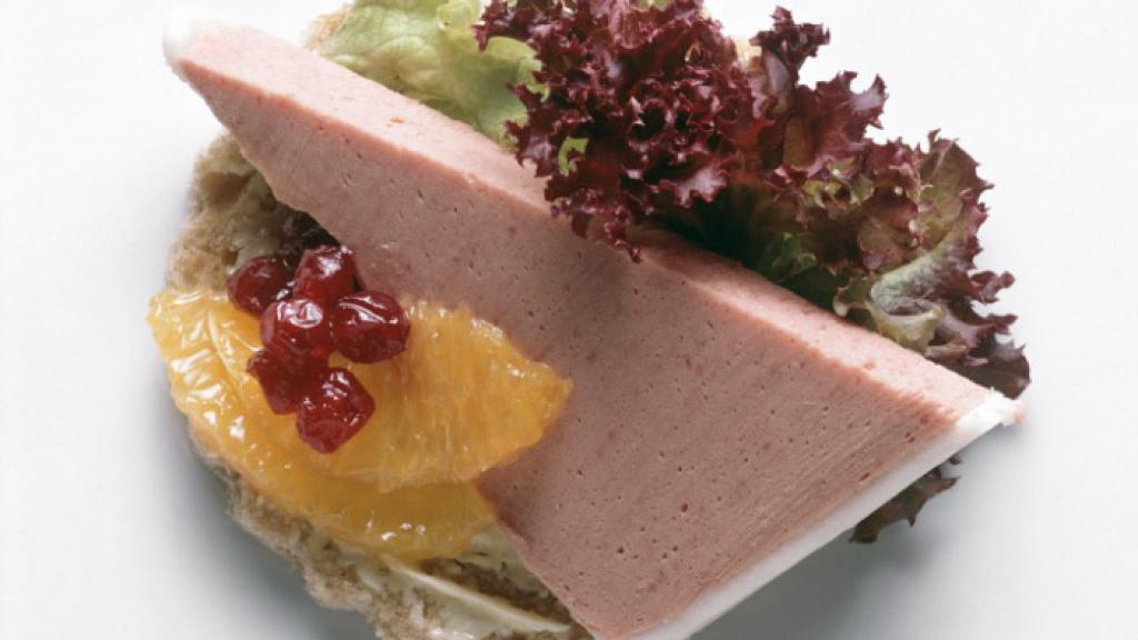 Un canapé con una porción de paté.