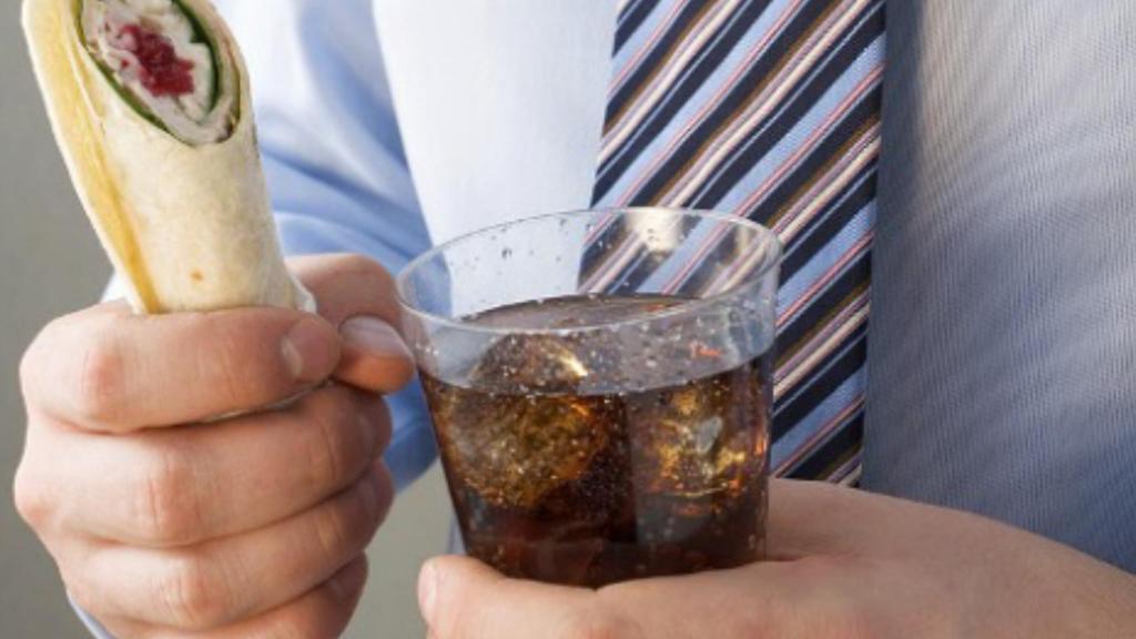Comer y beber mal en el trabajo contribuye a la obesidad.
