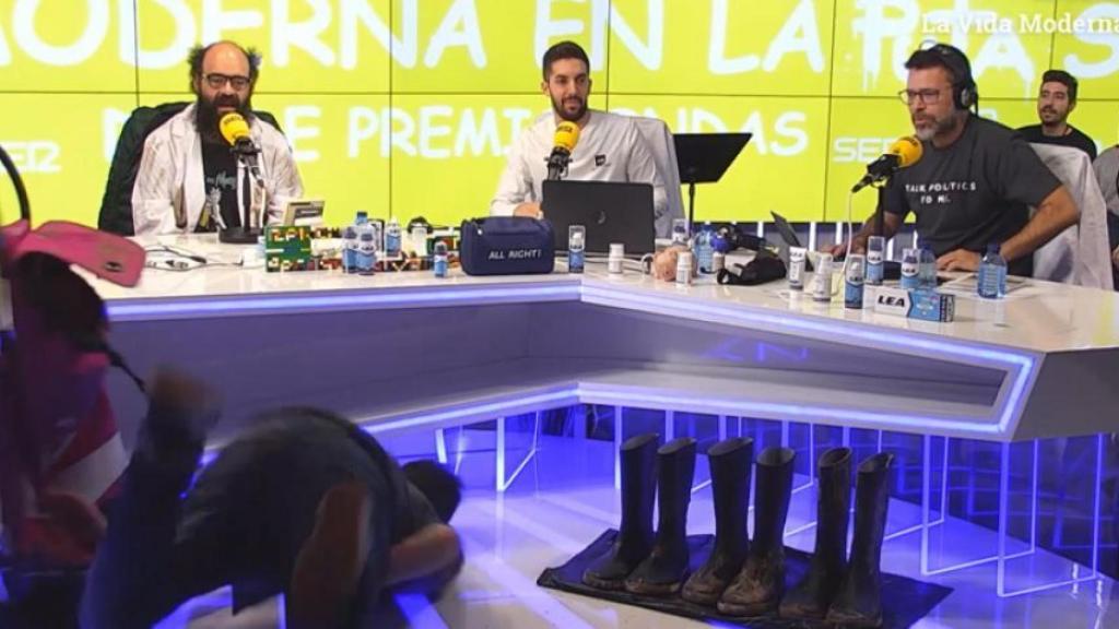 El momento en el que el hombre se estampa contra el suelo ante las miradas de los presentadores