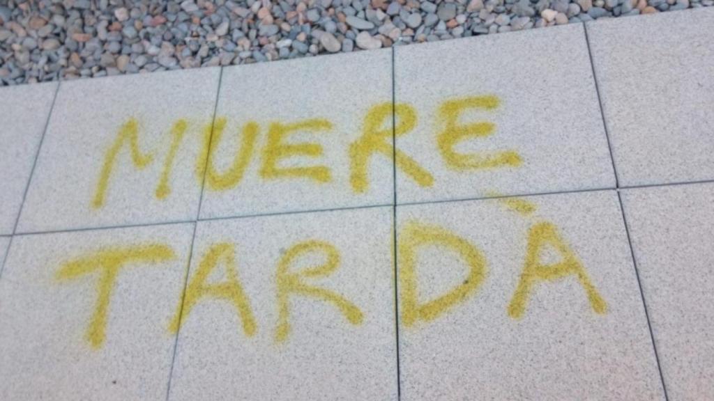 Una de las dos pintadas amenazantes dirigidas a Joan Tardà
