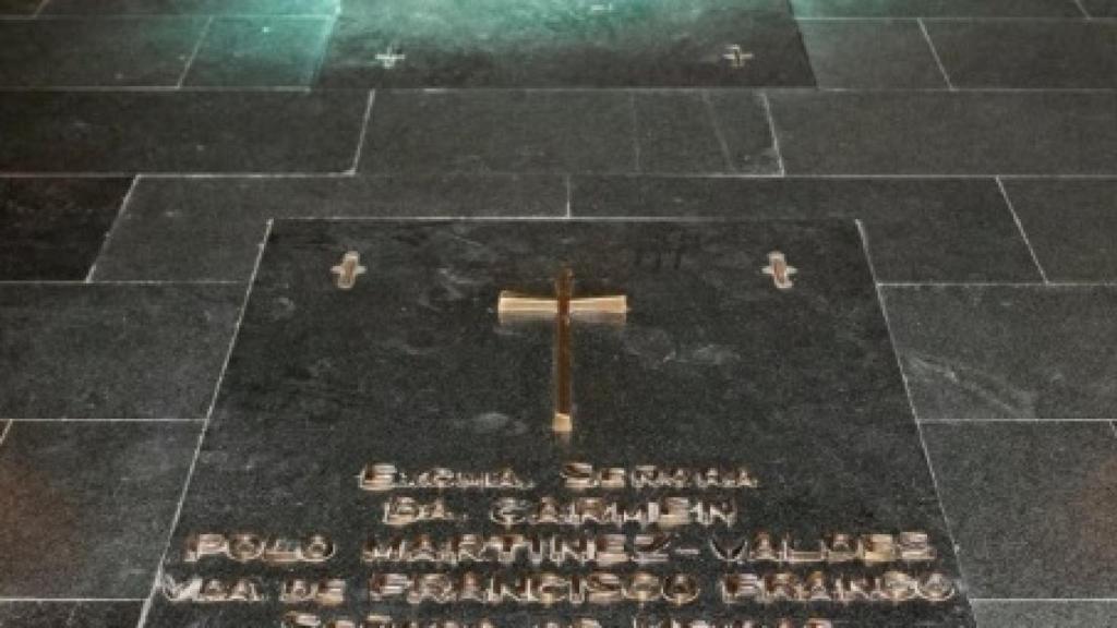 Flores en la tumba del dictador