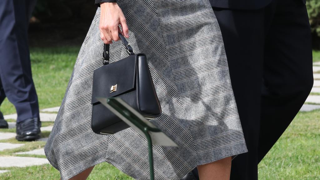 Detalle del bolso de Hugo Boss de la reina Letizia.