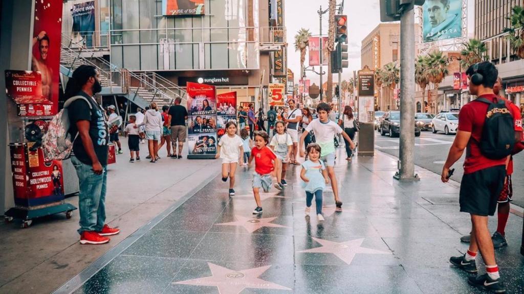 Los hijos de Verdeliss disfrutando del Paseo de la Fama de Hollywood.