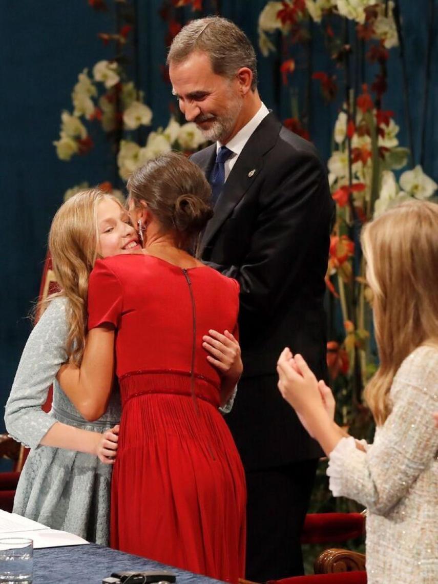 La reina Letizia felicita a la princesa Leonor tras pronunciar su primer discurso en público.