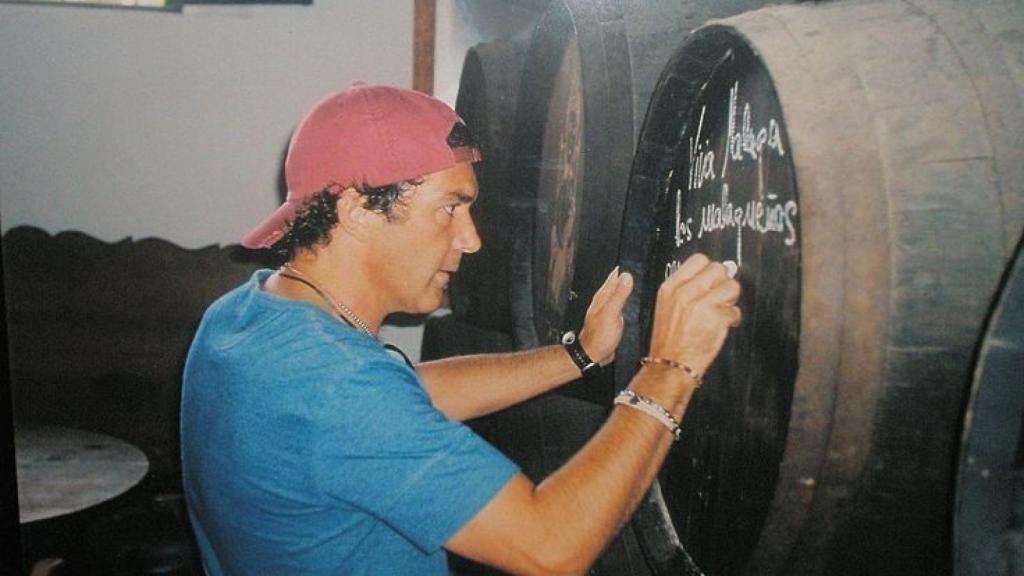 Antonio Banderas firmando uno de los característicos barriles de El Pimpi.