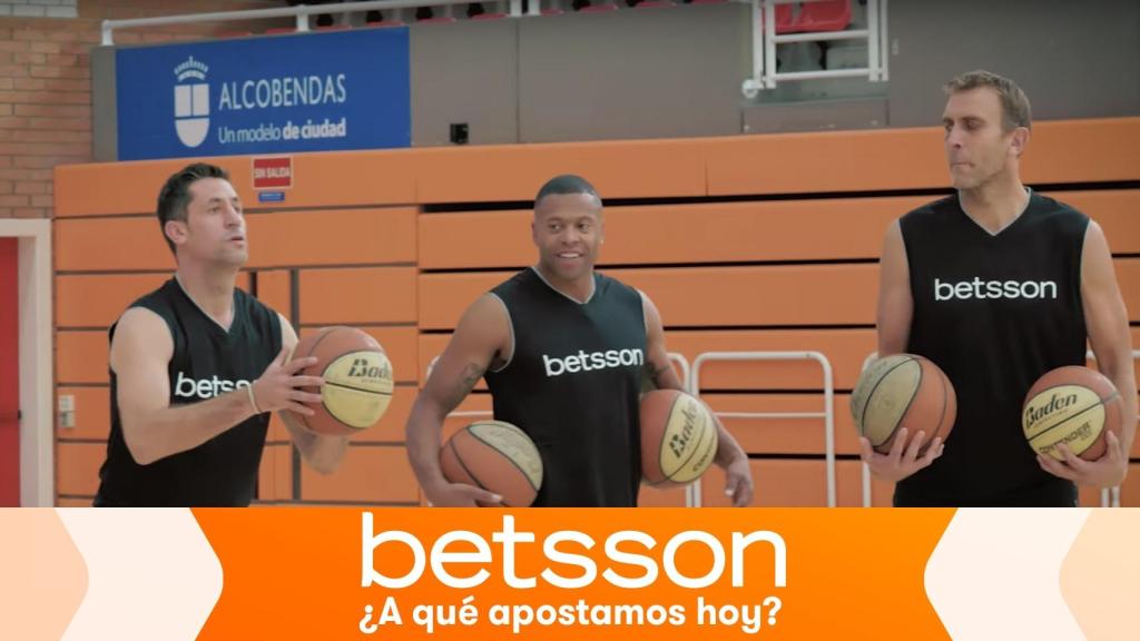 Júlio Baptista y Joan Capdevila se retan en una pista de baloncesto