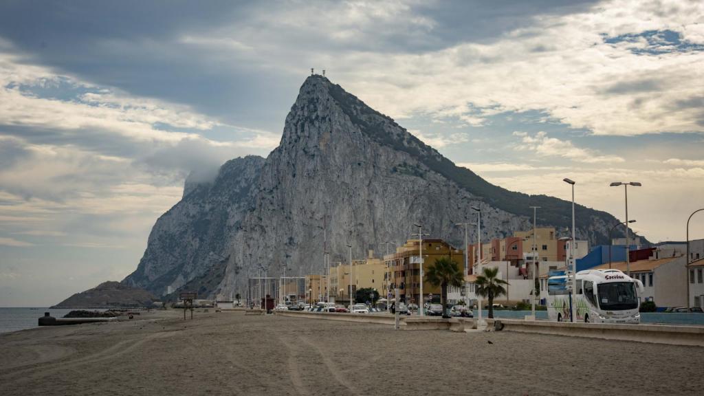 Paseo marítimo de la playa de la Atunara en La Línea de la Concepción (Cádiz), con Gibraltar al fondo.