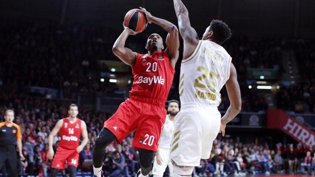 Nelson, del Bayern Múnich, entra lanza a canasta contra Jordan Mickey, del Real Madrid, en Euroliga