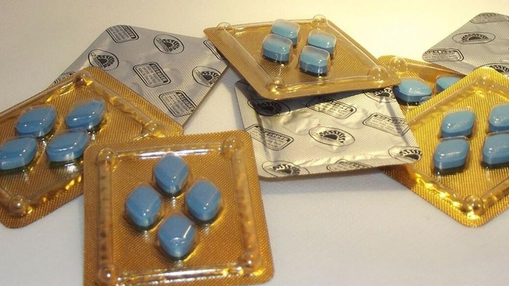 Varios envases tipo blíster con comprimidos de viagra.