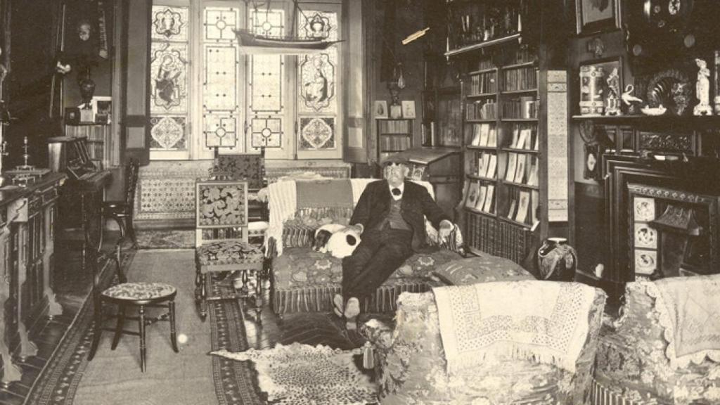Galdós en el salón de su villa San Quintín