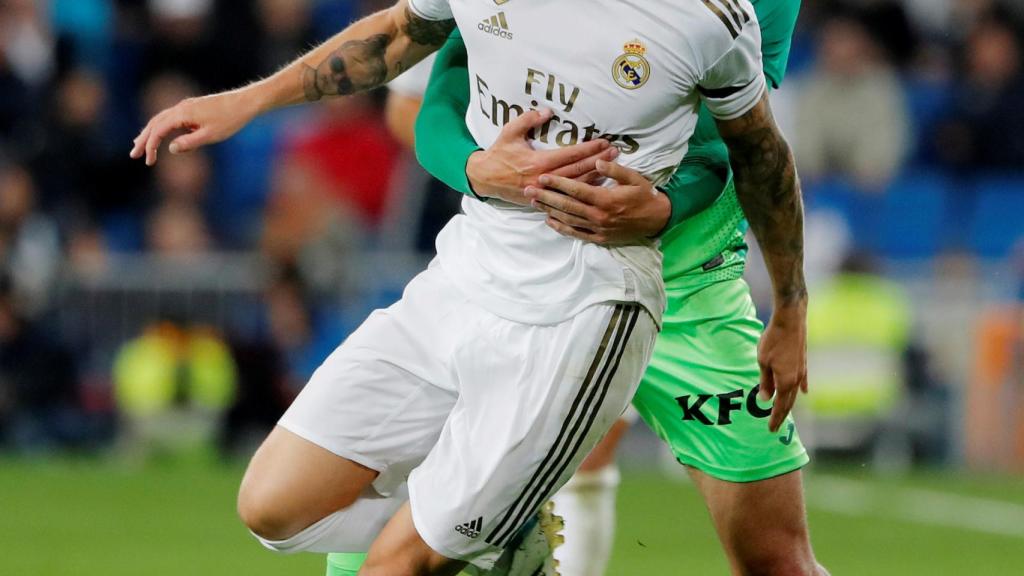 Cristian Rivera agarra a Toni Kroos