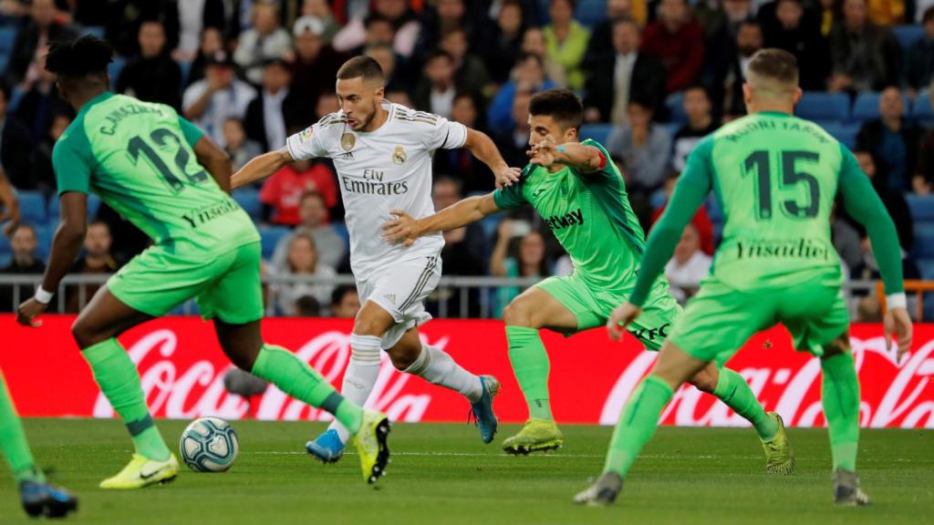 Eden Hazard rodeado de varios jugadores del Leganés