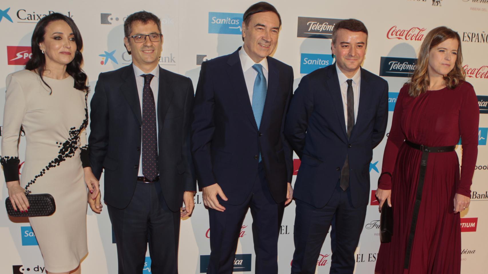 De izquierda a derecha, Cruz Sánchez de Lara, Félix Bolaños (secretario general de la Presidencia del Gobierno), Pedro J. Ramírez, Iván Redondo (director de Gabinete de Presidencia) y ????