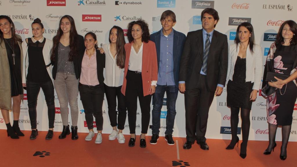 Las jugadoras del CD Tacón junto al entrenador David Aznar (centro), Lolo Merinero, director general del club, Ana Rossell, presidenta del club, y Mamen Vázquez.
