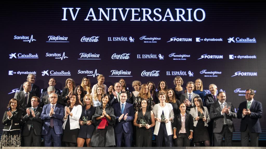 Premiados y autoridades posan junto a Pedro J. Ramírez en la foto de familia de Los Leones de El Español 2019.