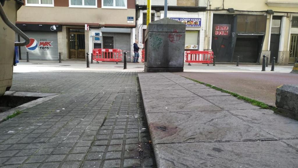 La sangre continúa, 72 horas después, visible en el lugar de los hechos.