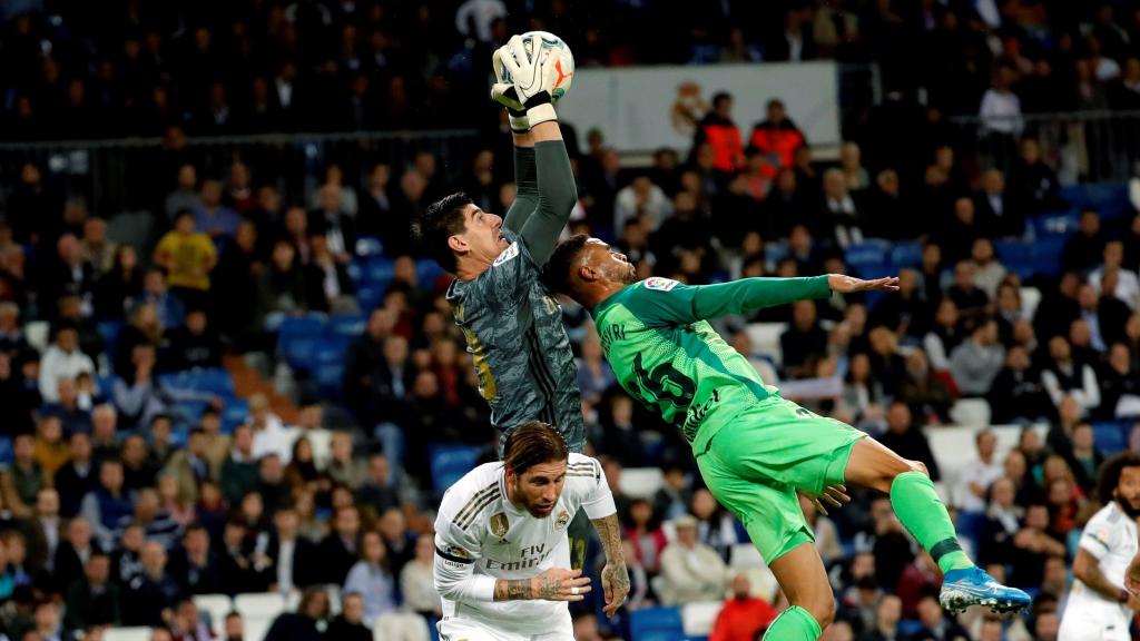Thibaut Courtois ataja un balón por el aire ante el Leganés