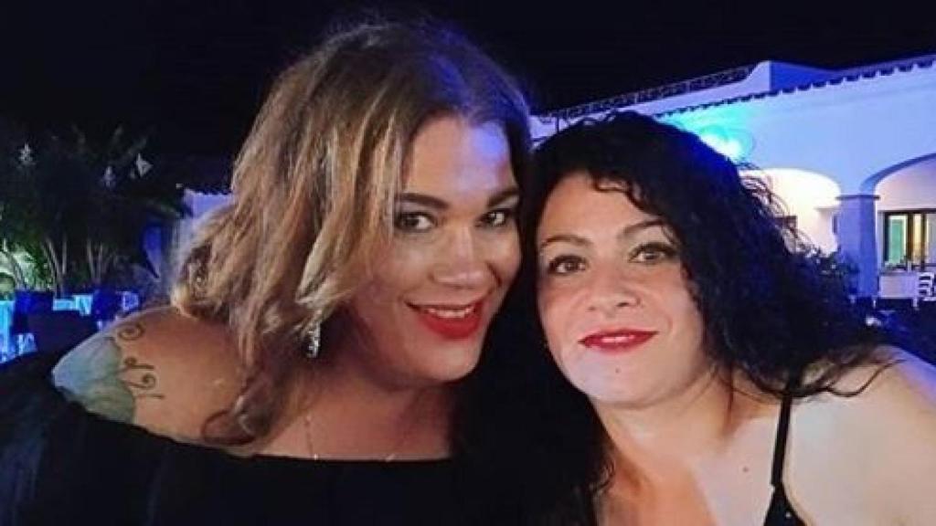 Desiré con una compañera limpiadora en Italia.