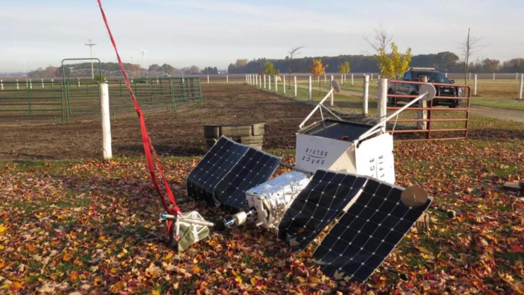 El satélite de Samsung en el jardín del matrimonio de Michigan.