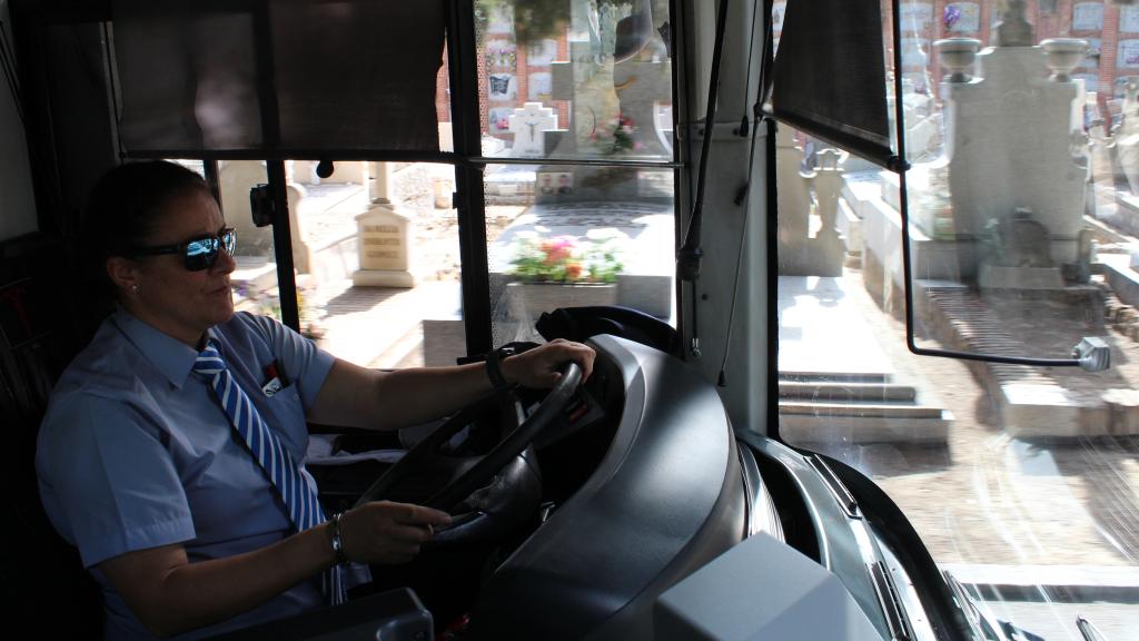 Natalia conduce el 110 por el cementerio de La Almudena.