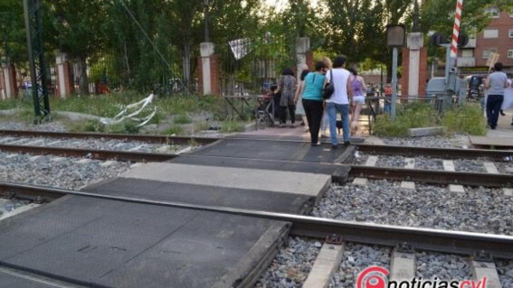 paso a nivel pilarica con gente 1