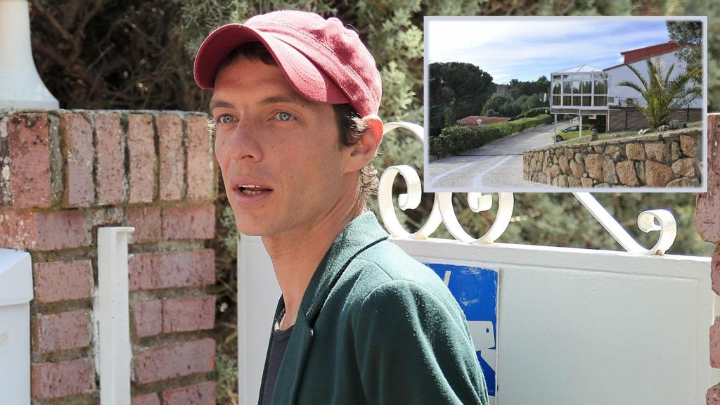 Camilo Blanes Ornelas junto a una imagen de la que ya es su casa legalmente.