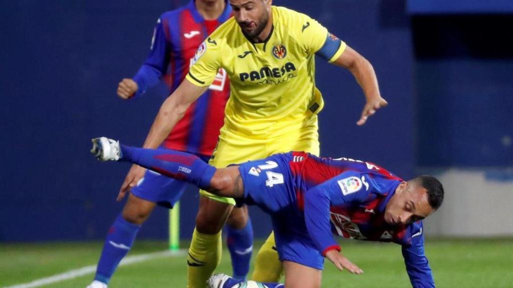 Orellana y Mario Gaspar, en el Eibar - Villarreal de La Liga