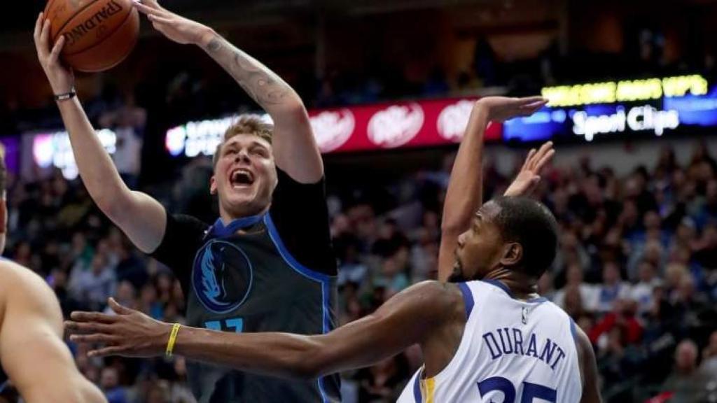 Luka Doncic anota ante Kevin Durant en un partido de la NBA