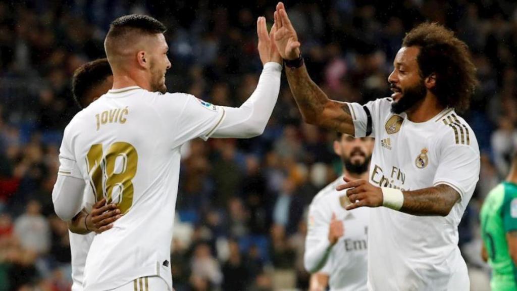 Luka Jovic celebra el gol con Marcelo