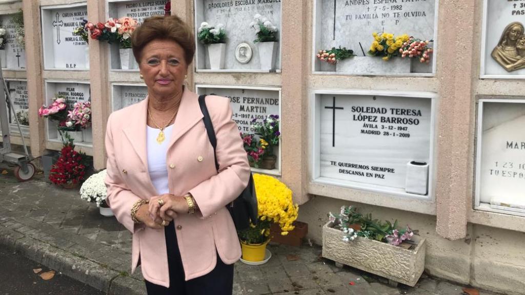 Marisa ha traído flores a su cuñado Miguel Ángel, que falleció en 1982.