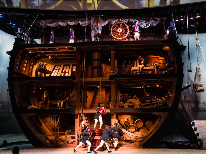 'El último penacho' se desarrolla en un auditorio que va girando, con distintos decorados.