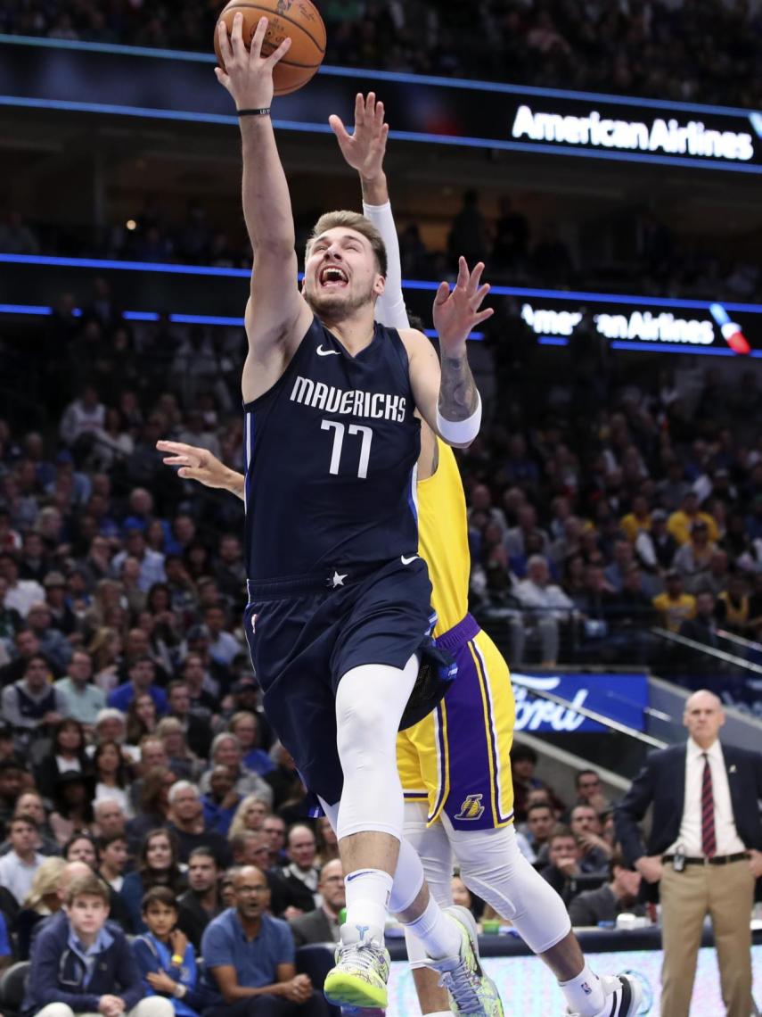 Luka Doncic supera a un rival durante el partido