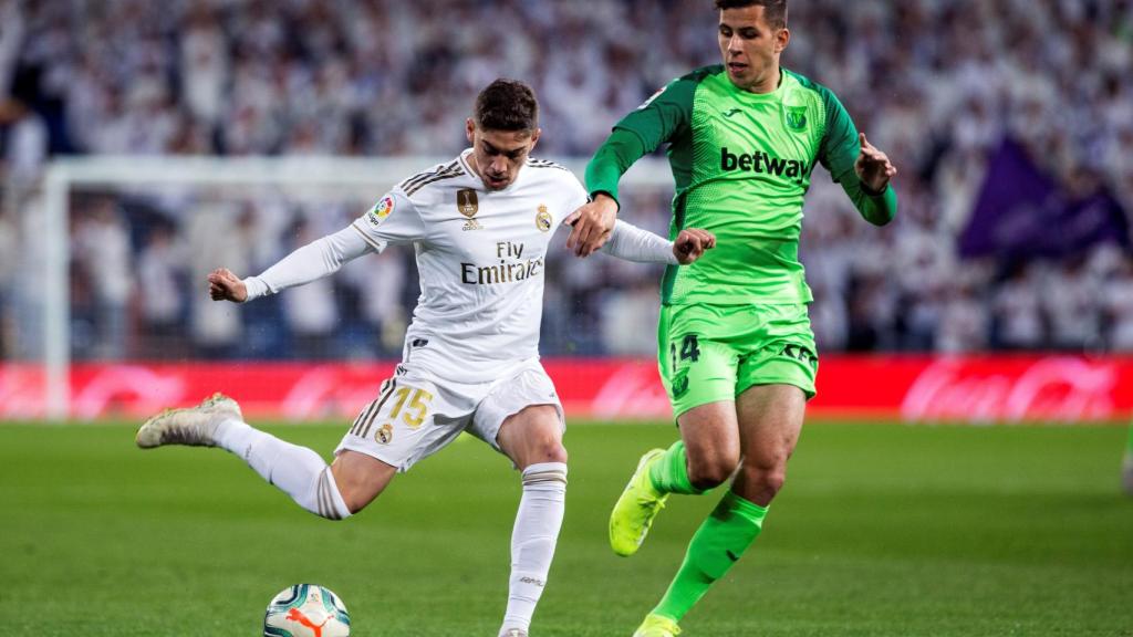 Fede Valverde listo para golpear el balón en el partido frente al Leganés