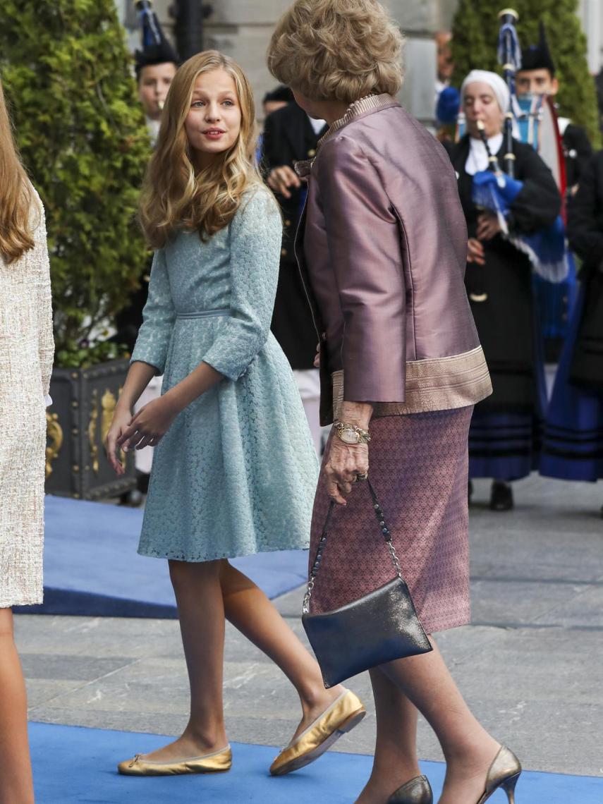 La princesa Leonor habla con la reina Sofía en los Premios Princesa de Asturias de este año.