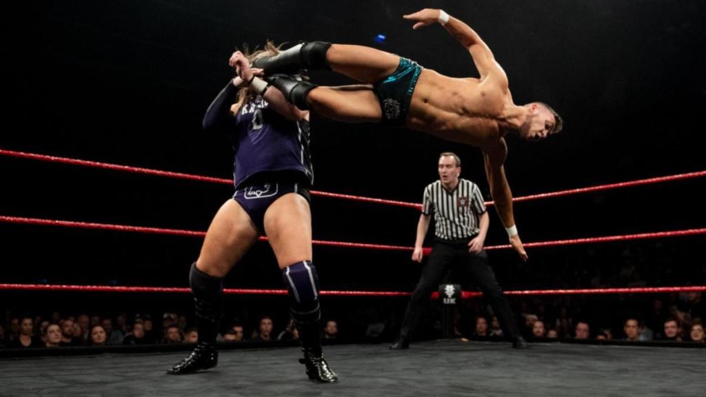 A-Kid aplicándole un 'dropkick' a Kassius Ohno