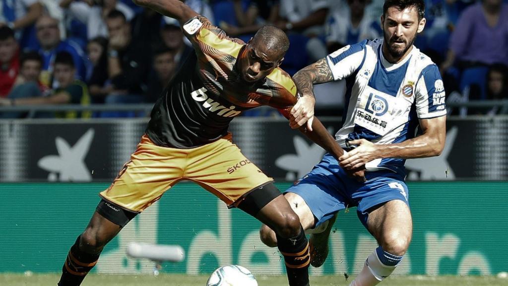 Facundo Ferreyra disputa el balón con Geoffrey Kondogbia