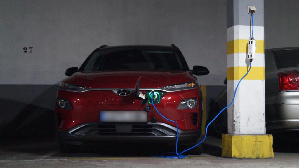 Aunque no se ofrecía como servicio, el parking del hotel nos dejó cargar nuestro coche.